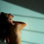 Conto erótico: Inverno gelado e noites quentes: O abraço que derrete o gelo do desejo