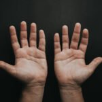 Conto erótico: A lição das suas mãos